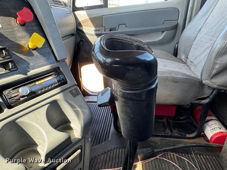 image for item DK2571 2005 Freightliner Columbia 120  semi truck