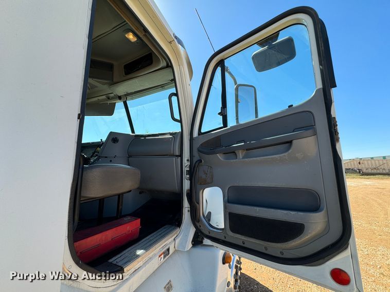 image for item DK2571 2005 Freightliner Columbia 120  semi truck