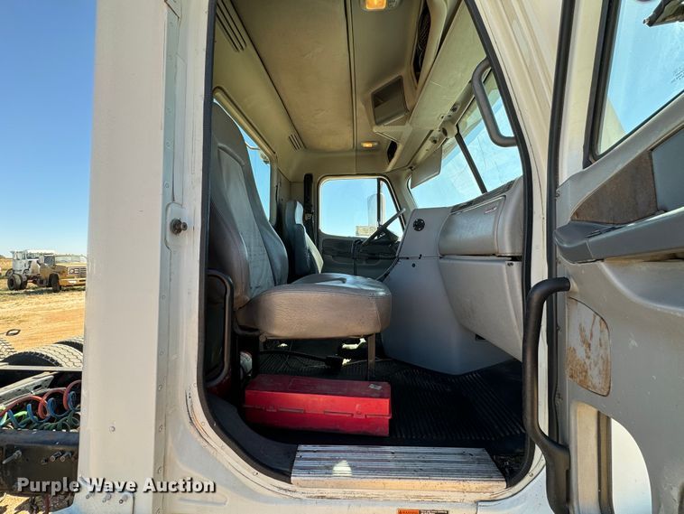 image for item DK2571 2005 Freightliner Columbia 120  semi truck