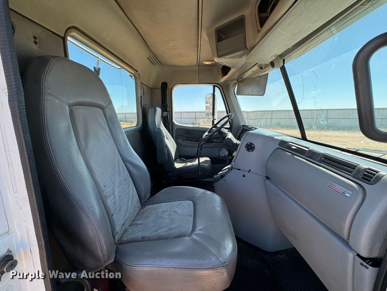 image for item DK2571 2005 Freightliner Columbia 120  semi truck