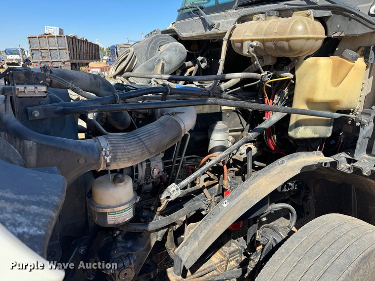 image for item DK2571 2005 Freightliner Columbia 120  semi truck