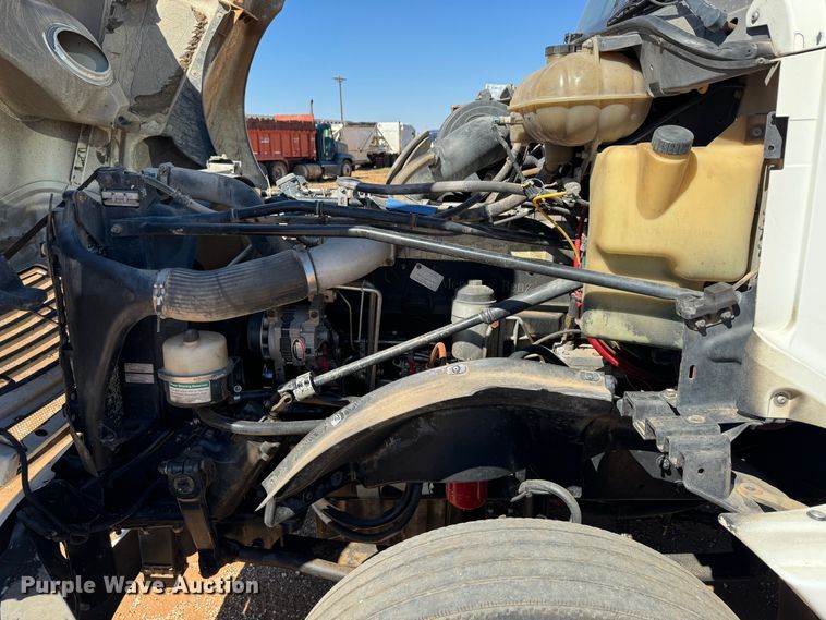 image for item DK2571 2005 Freightliner Columbia 120  semi truck