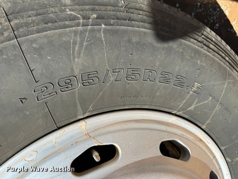 image for item DK2571 2005 Freightliner Columbia 120  semi truck