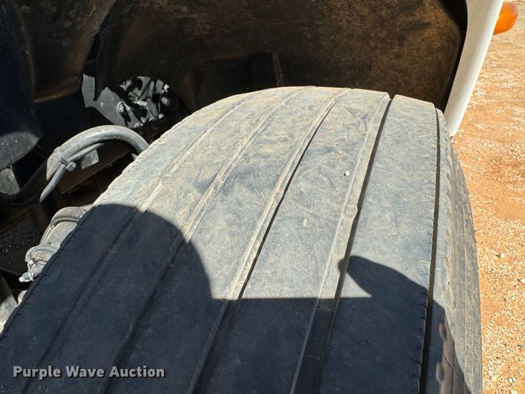 image for item DK2571 2005 Freightliner Columbia 120  semi truck