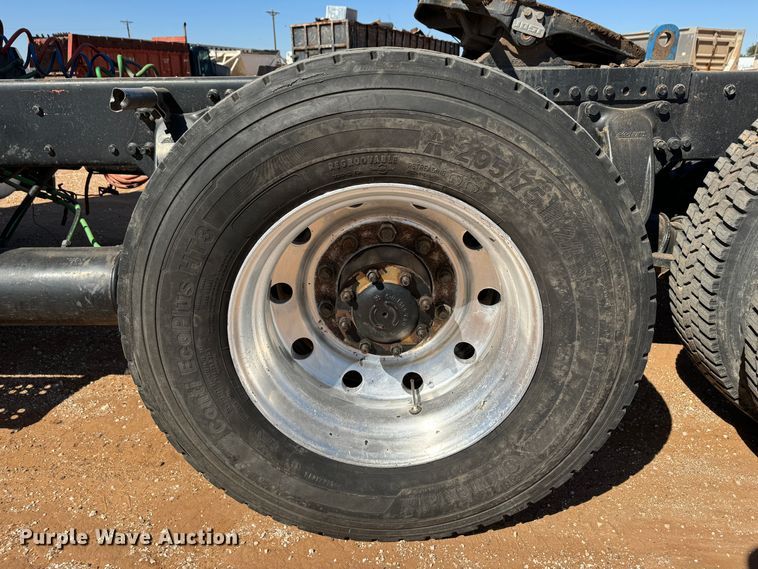 image for item DK2571 2005 Freightliner Columbia 120  semi truck