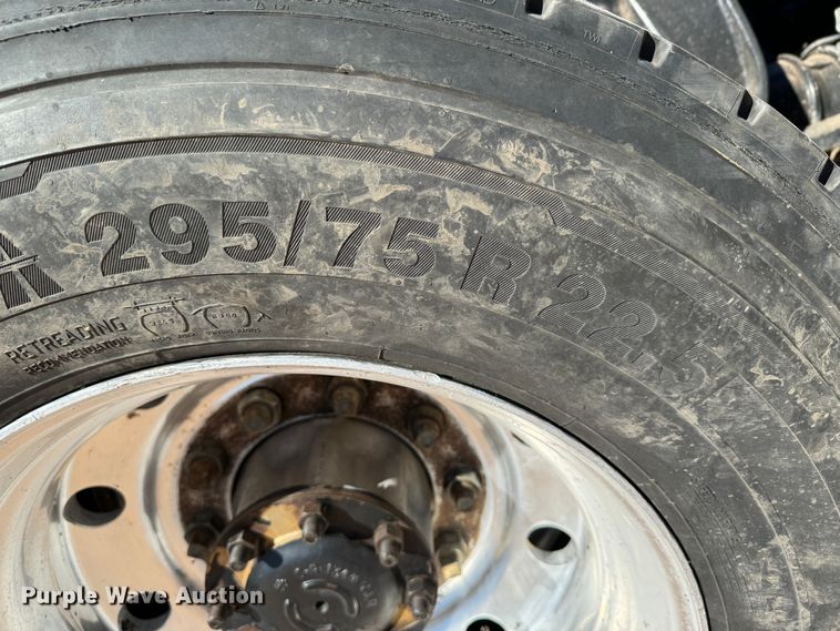 image for item DK2571 2005 Freightliner Columbia 120  semi truck