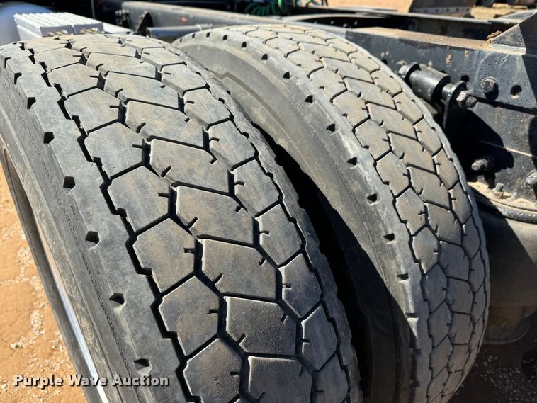 image for item DK2571 2005 Freightliner Columbia 120  semi truck