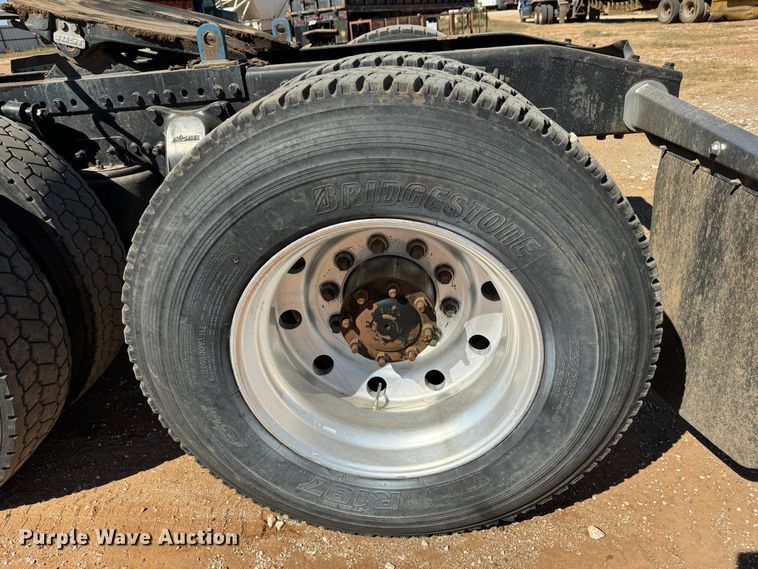 image for item DK2571 2005 Freightliner Columbia 120  semi truck