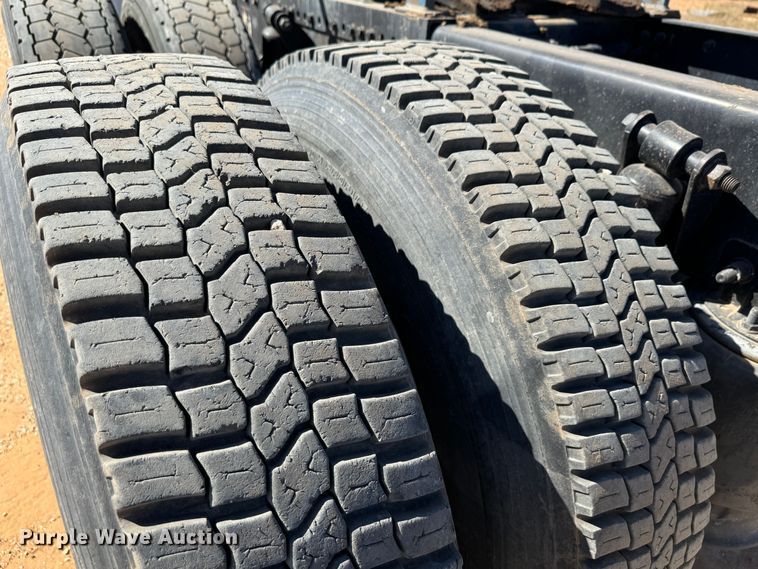 image for item DK2571 2005 Freightliner Columbia 120  semi truck