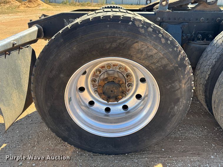 image for item DK2571 2005 Freightliner Columbia 120  semi truck