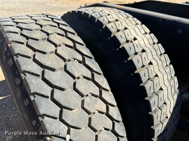 image for item DK2571 2005 Freightliner Columbia 120  semi truck