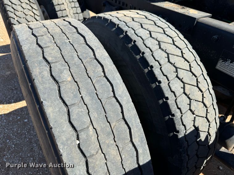 image for item DK2571 2005 Freightliner Columbia 120  semi truck