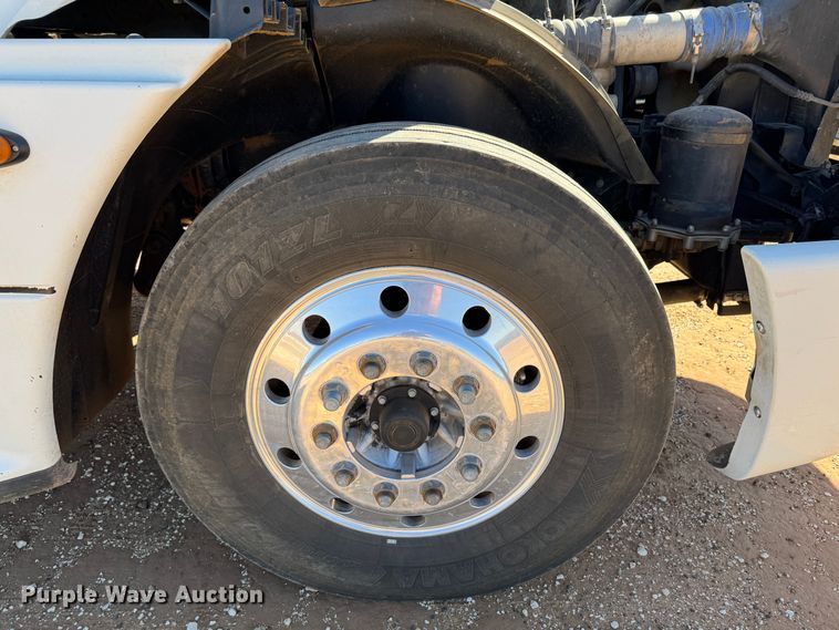 image for item DK2571 2005 Freightliner Columbia 120  semi truck