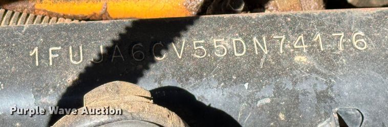 image for item DK2571 2005 Freightliner Columbia 120  semi truck