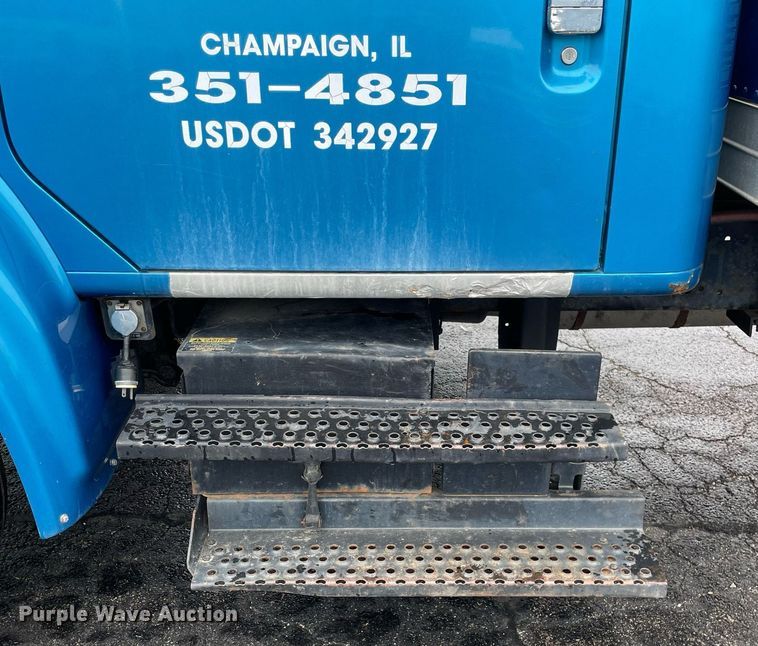 image for item DL3965 1998 International 4700  box truck