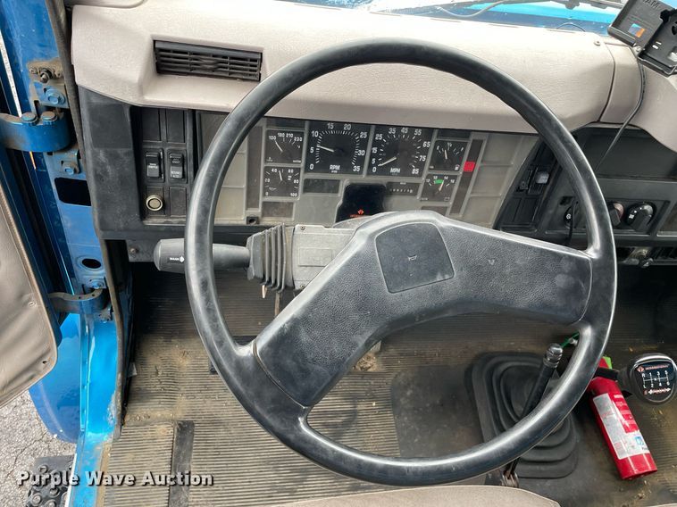 image for item DL3965 1998 International 4700  box truck