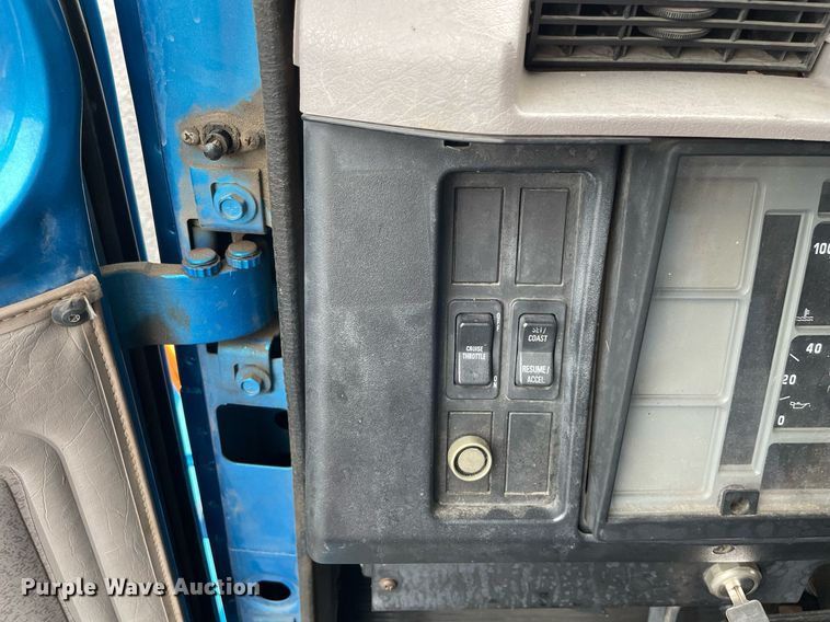 image for item DL3965 1998 International 4700  box truck