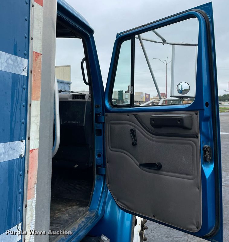 image for item DL3965 1998 International 4700  box truck