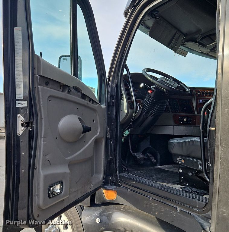 image for item DN7026 2006 Kenworth T2000  semi truck