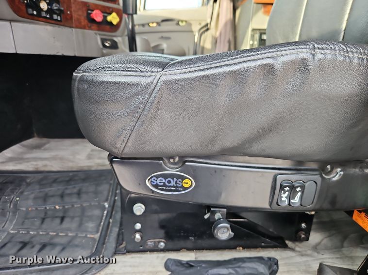 image for item DN7026 2006 Kenworth T2000  semi truck