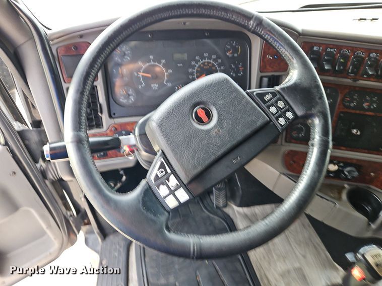 image for item DN7026 2006 Kenworth T2000  semi truck