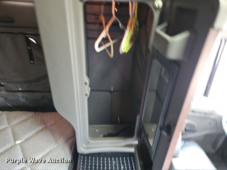 image for item DN7026 2006 Kenworth T2000  semi truck