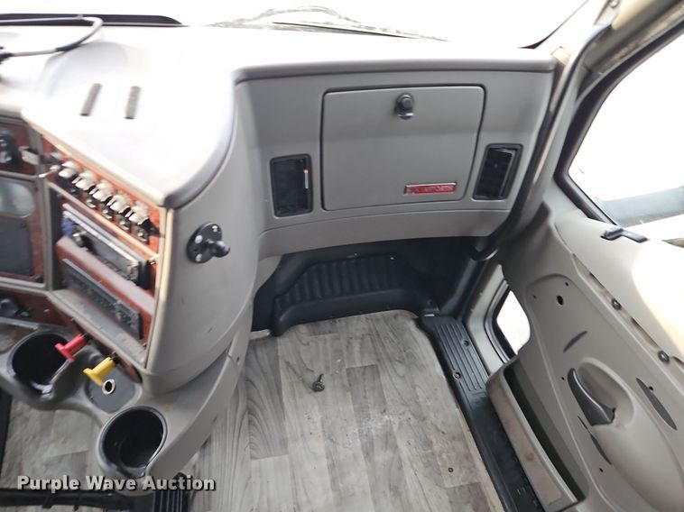 image for item DN7026 2006 Kenworth T2000  semi truck