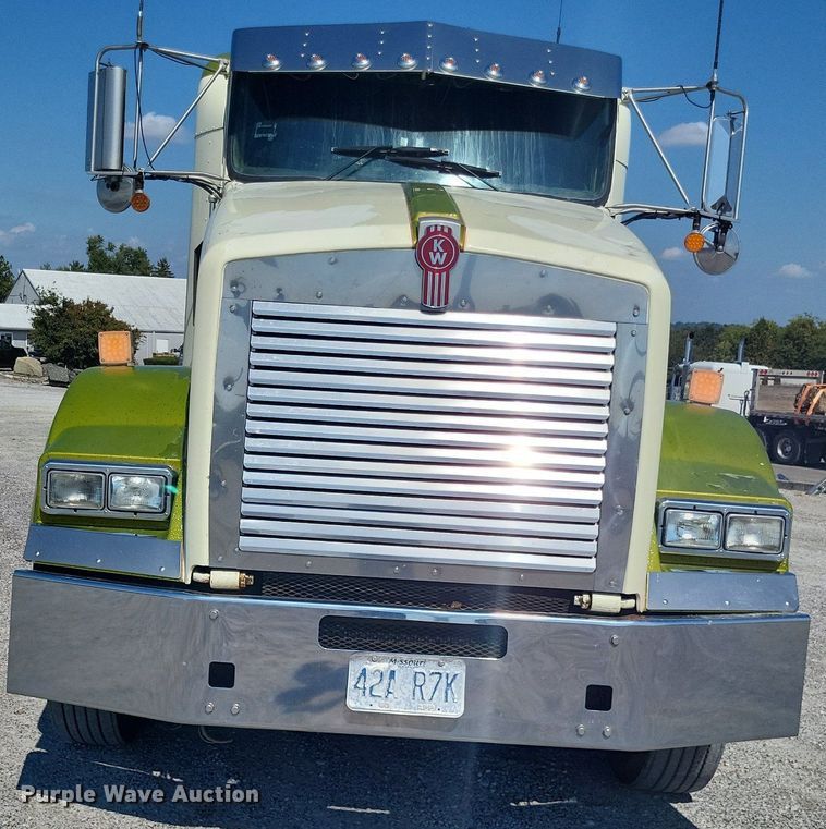 image for item DO4688 1999 Kenworth T800  semi truck