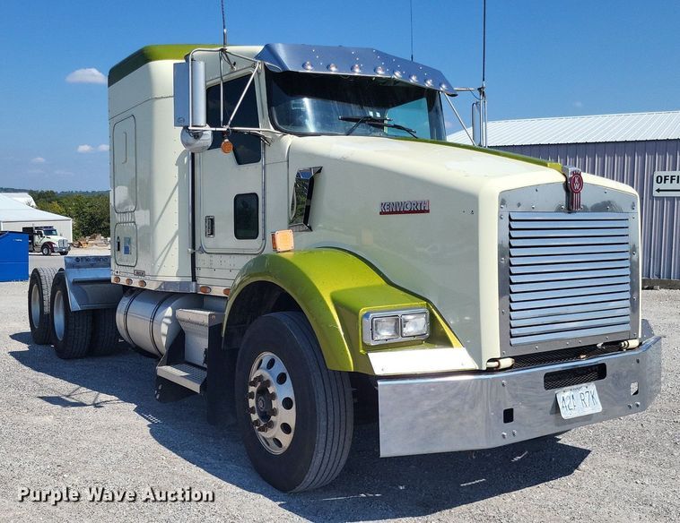 image for item DO4688 1999 Kenworth T800  semi truck