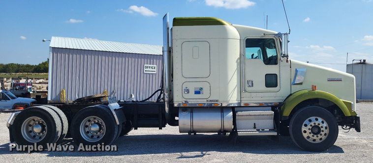 image for item DO4688 1999 Kenworth T800  semi truck