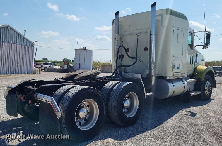 image for item DO4688 1999 Kenworth T800  semi truck