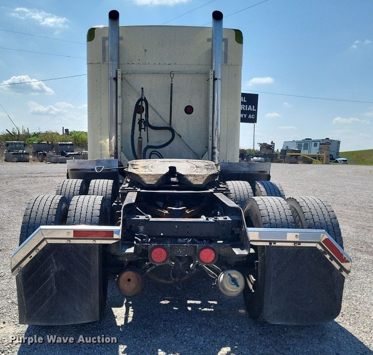 image for item DO4688 1999 Kenworth T800  semi truck