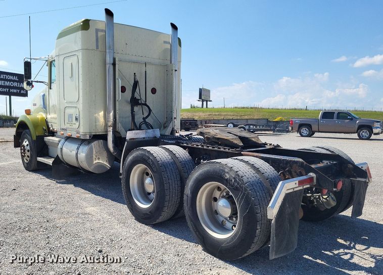 image for item DO4688 1999 Kenworth T800  semi truck