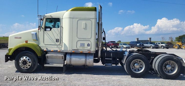 image for item DO4688 1999 Kenworth T800  semi truck