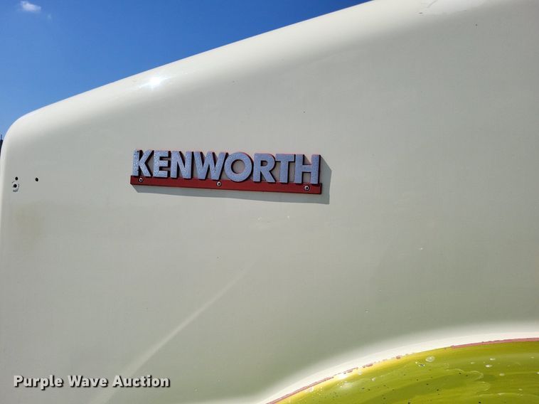 image for item DO4688 1999 Kenworth T800  semi truck