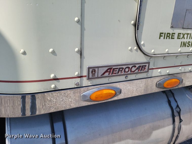 image for item DO4688 1999 Kenworth T800  semi truck