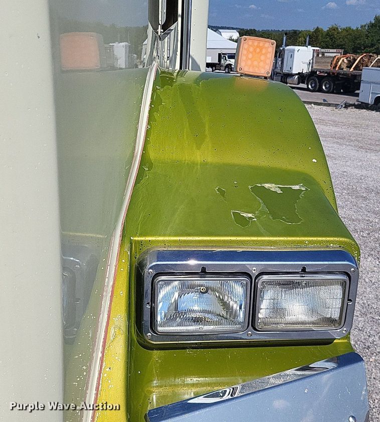 image for item DO4688 1999 Kenworth T800  semi truck