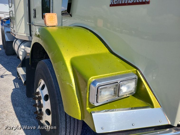 image for item DO4688 1999 Kenworth T800  semi truck