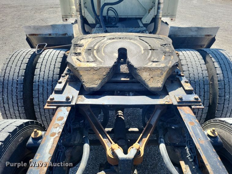 image for item DO4688 1999 Kenworth T800  semi truck