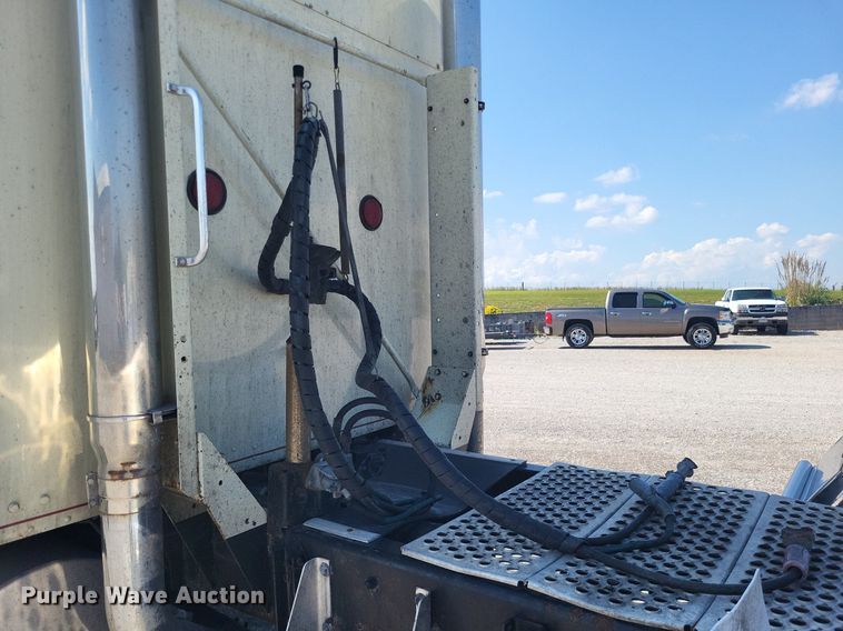 image for item DO4688 1999 Kenworth T800  semi truck