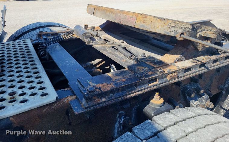 image for item DO4688 1999 Kenworth T800  semi truck