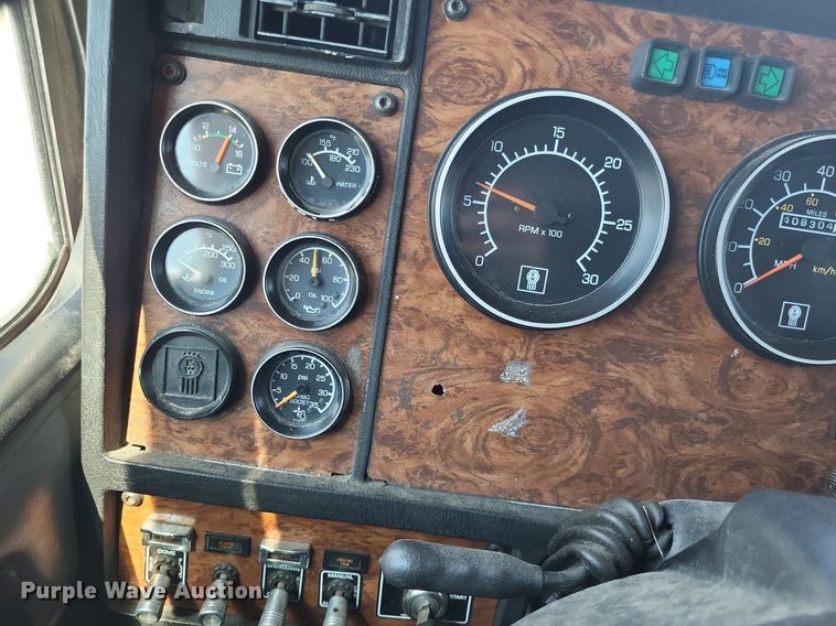 image for item DO4688 1999 Kenworth T800  semi truck