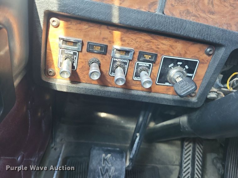 image for item DO4688 1999 Kenworth T800  semi truck