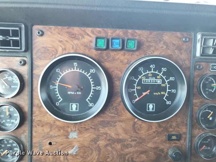 image for item DO4688 1999 Kenworth T800  semi truck