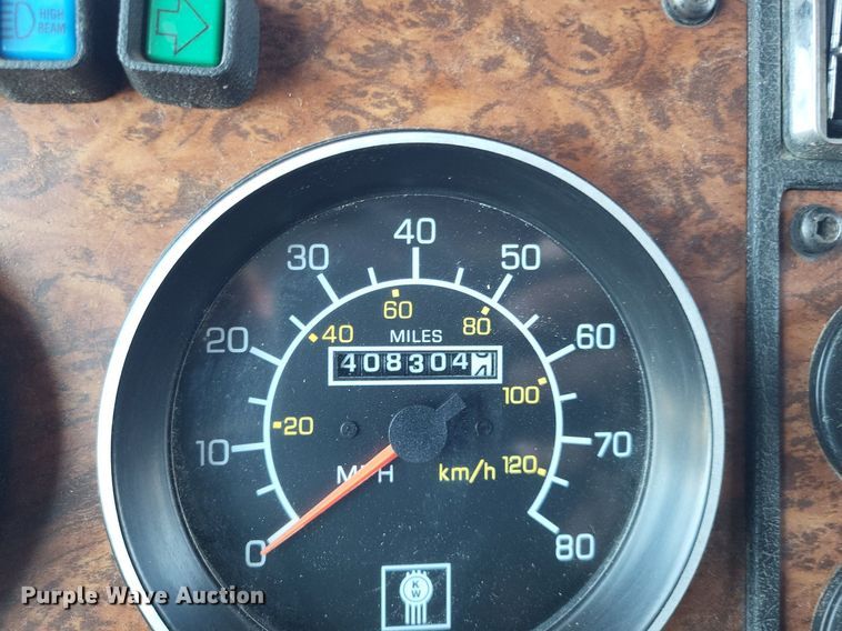 image for item DO4688 1999 Kenworth T800  semi truck