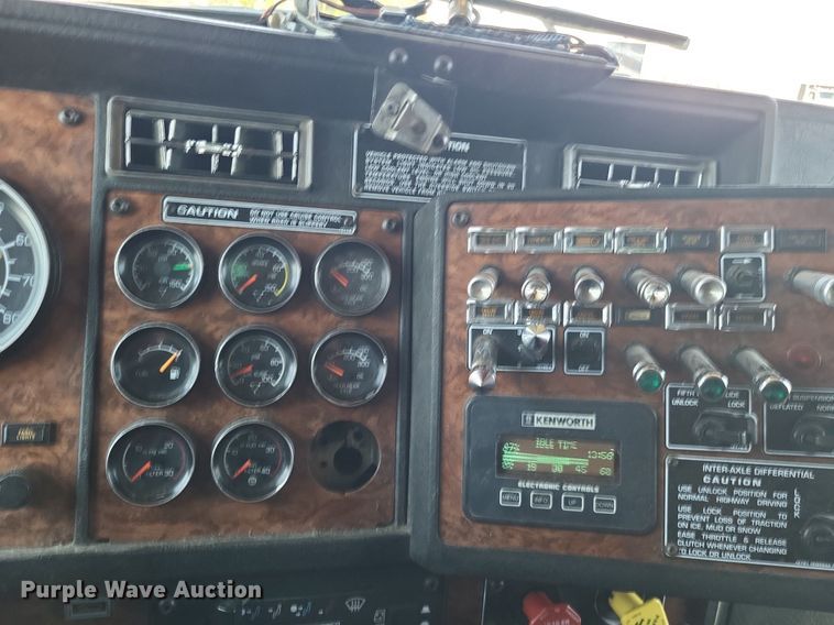 image for item DO4688 1999 Kenworth T800  semi truck