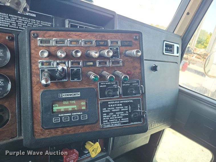 image for item DO4688 1999 Kenworth T800  semi truck