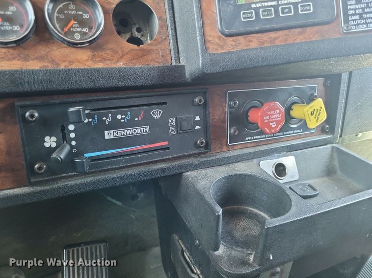 image for item DO4688 1999 Kenworth T800  semi truck