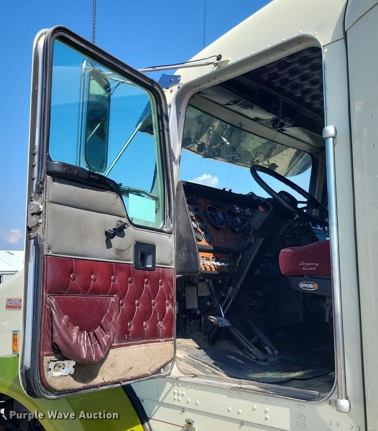 image for item DO4688 1999 Kenworth T800  semi truck