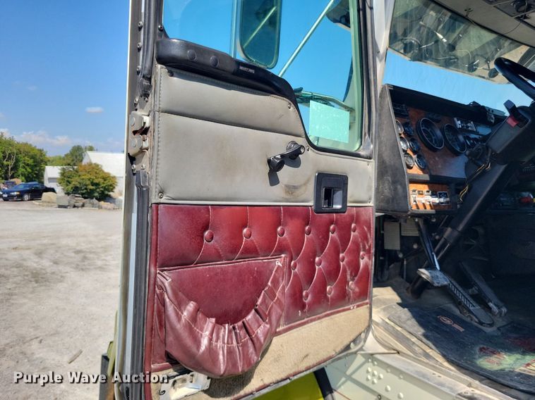 image for item DO4688 1999 Kenworth T800  semi truck